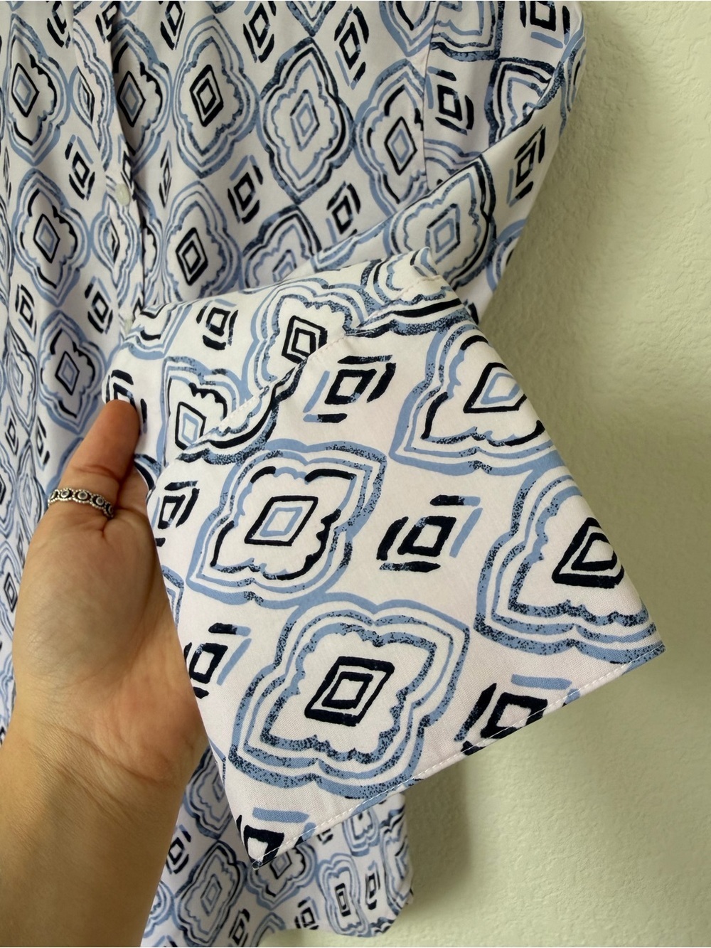 Chicos Women's Blouse Top Button Up Shirt Diamond Print Blue White Size 0 - Picture 2 of 13